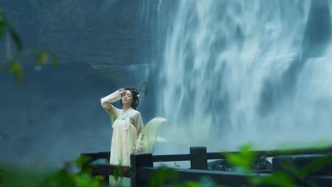神秘莫测的湛蓝：克罗地亚的“海洋之瞳” | 每日一图 狐瞰世界
